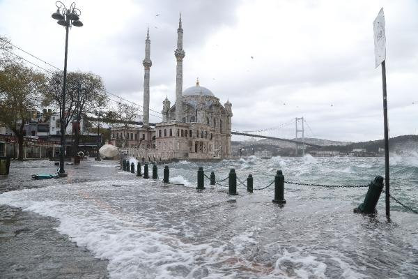 İstanbul'da lodos zor anlar yaşattı: Dev dalgalar oluştu