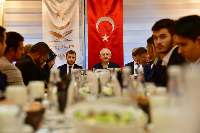 Kılıçdaroğlu, Genç İmam Hatipliler Derneği üyeleriyle iftarda buluştu