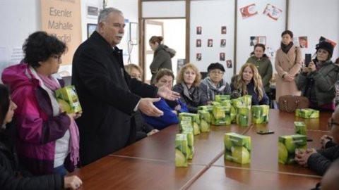 Çanakkale Belediyesi'nin öğrencilere elma dağıtmasına yasak - Resim : 1