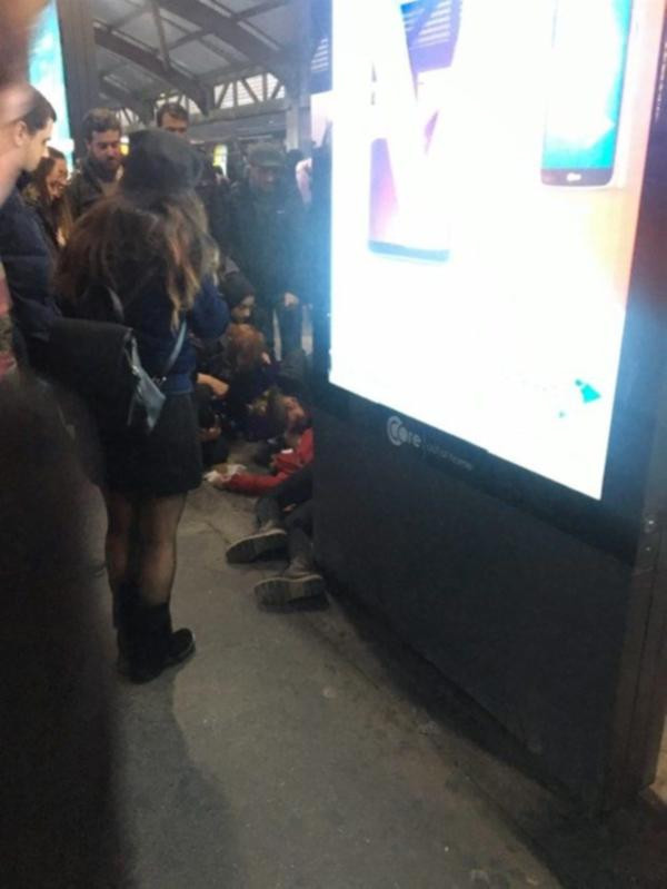 Metrobüs durağında korku dolu anlar - Resim : 1