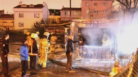 Otoparkta çıkan yangın araçlara sıçradı - Resim : 1