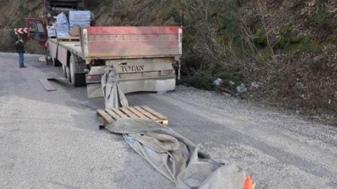 TIR’ın açılan brandası, otomobilin tekerleğine sıkıştı - Resim : 1