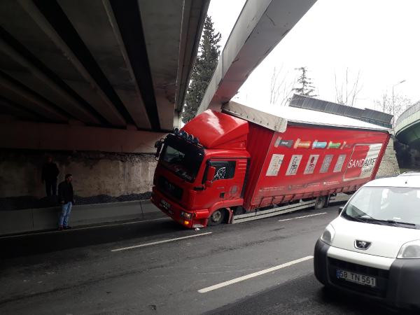 Bakırköy'de köprü altına sıkışan kamyon asılı kaldı - Resim : 1