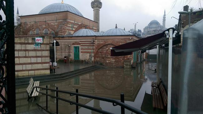 Sular altında kalan tarihi camide tahliye çalışması başlatıldı - Resim : 1