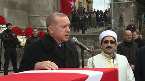 Erdoğan şehidin tabutu üzerine elini koyarak konuştu: Müjdesi var