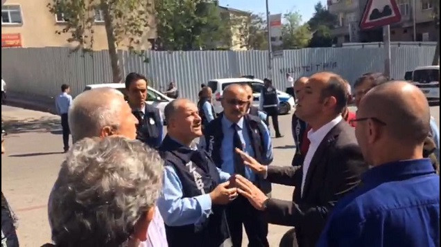 AKP’li belediye CHP’nin seçim çadırına müdahale etti - Resim : 1