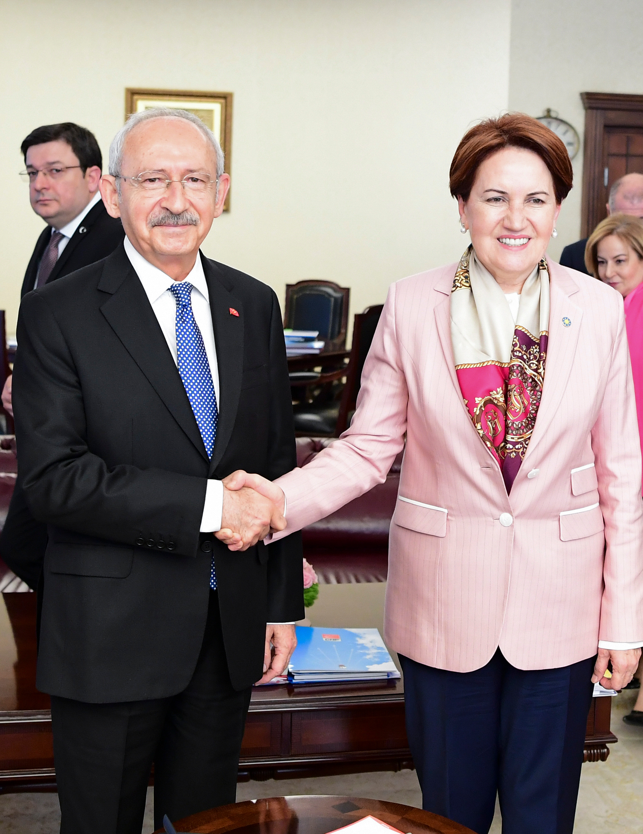 Akşener'den CHP'ye ziyaret - Resim : 2