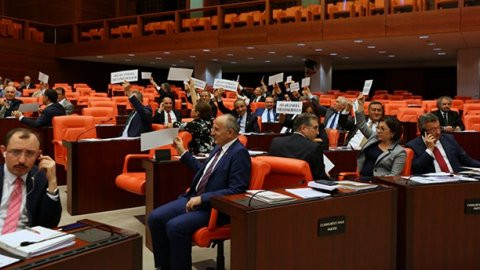 CHP'den Meclis’te, silahlanmaya karşı eylem - Resim : 1