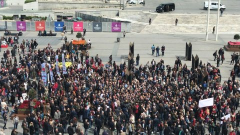 CHP'den Taksim'de oturma eylemi - Resim : 5