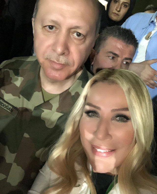 Seda Sayan'dan Erdoğan ve Akar'la selfie - Resim : 1