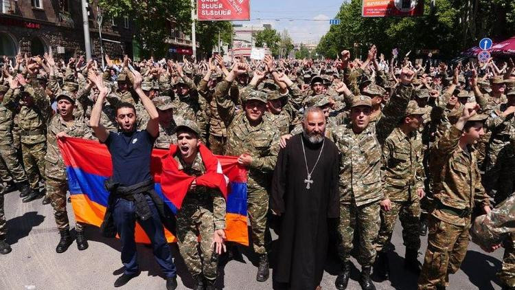 Ermenistan'da askeri üniformalı protestocular sokakta! - Resim : 1