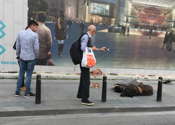 Taksim'de köpeğe sarılarak uyuyan çocuk yürek sızlattı - Resim : 1