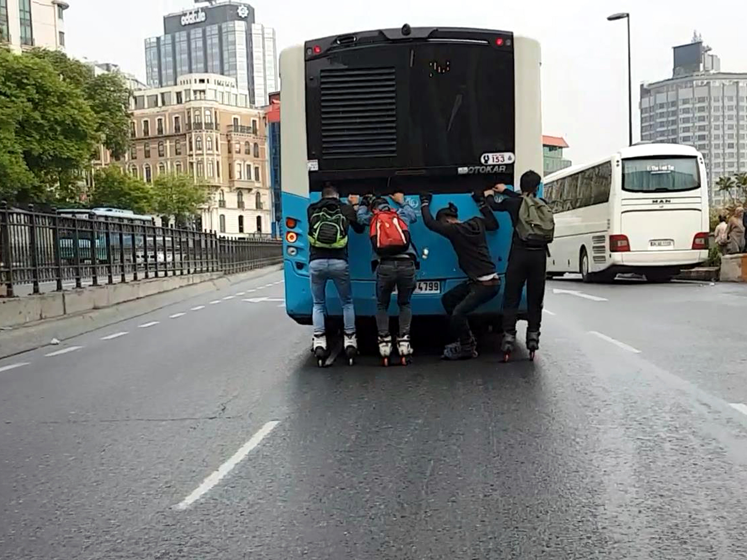 Beyoğlu'nda tehlikeli yolculuk - Resim : 1