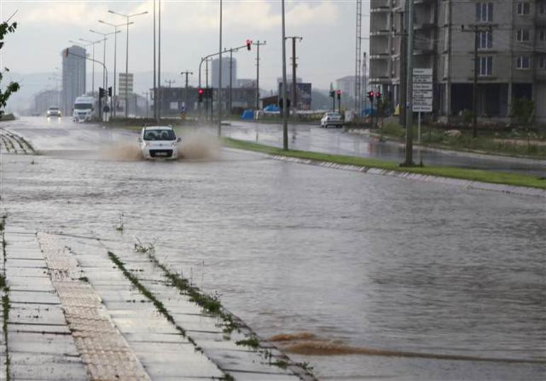 Sağanak, Sivas’ta hayatı felç etti - Resim : 2