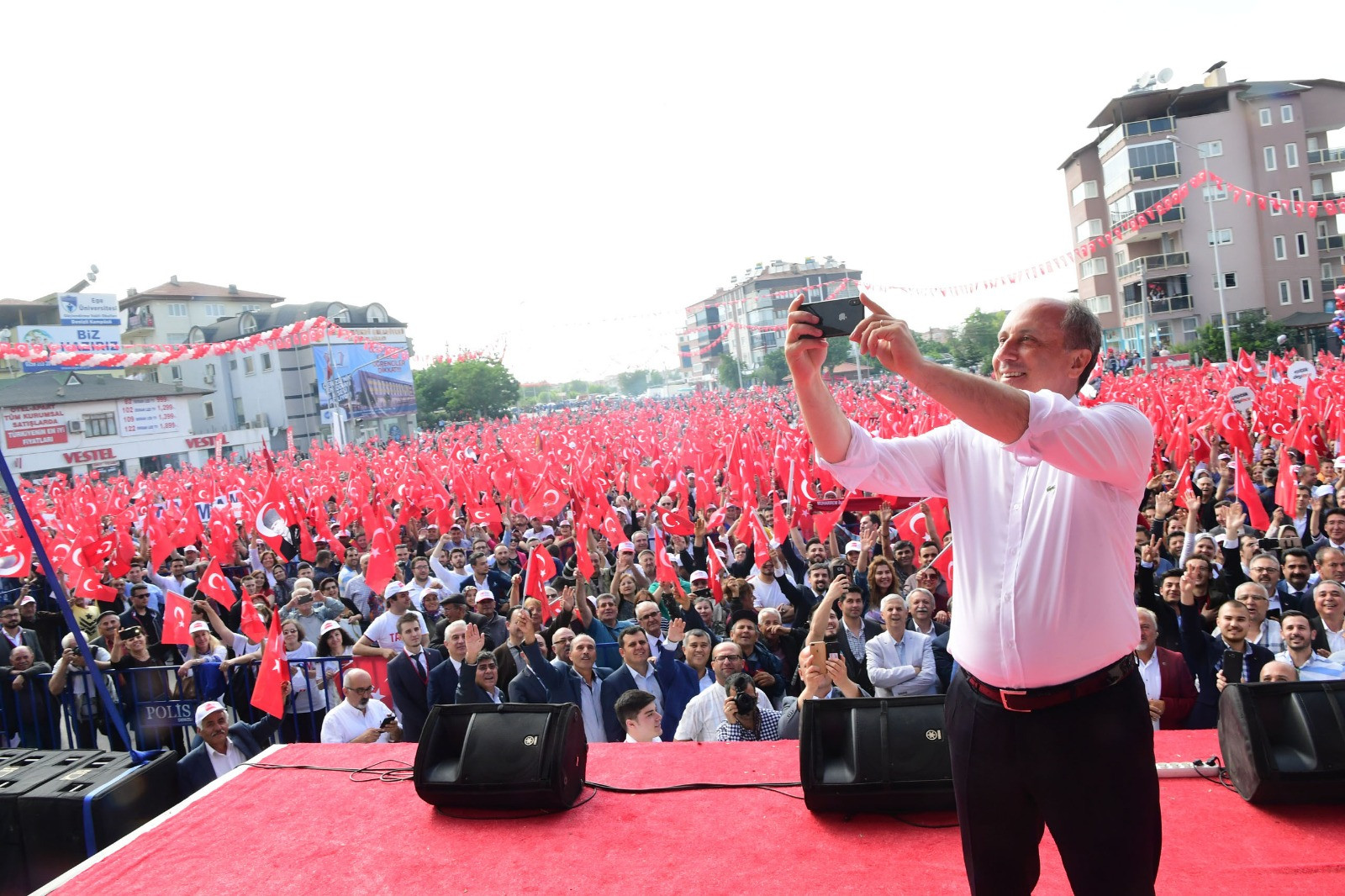 Muharrem İnce'den miting selfiesi - Resim : 1