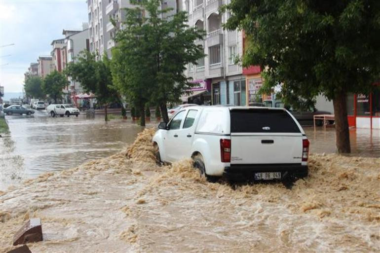 Sağanak, Sivas’ta hayatı felç etti - Resim : 3