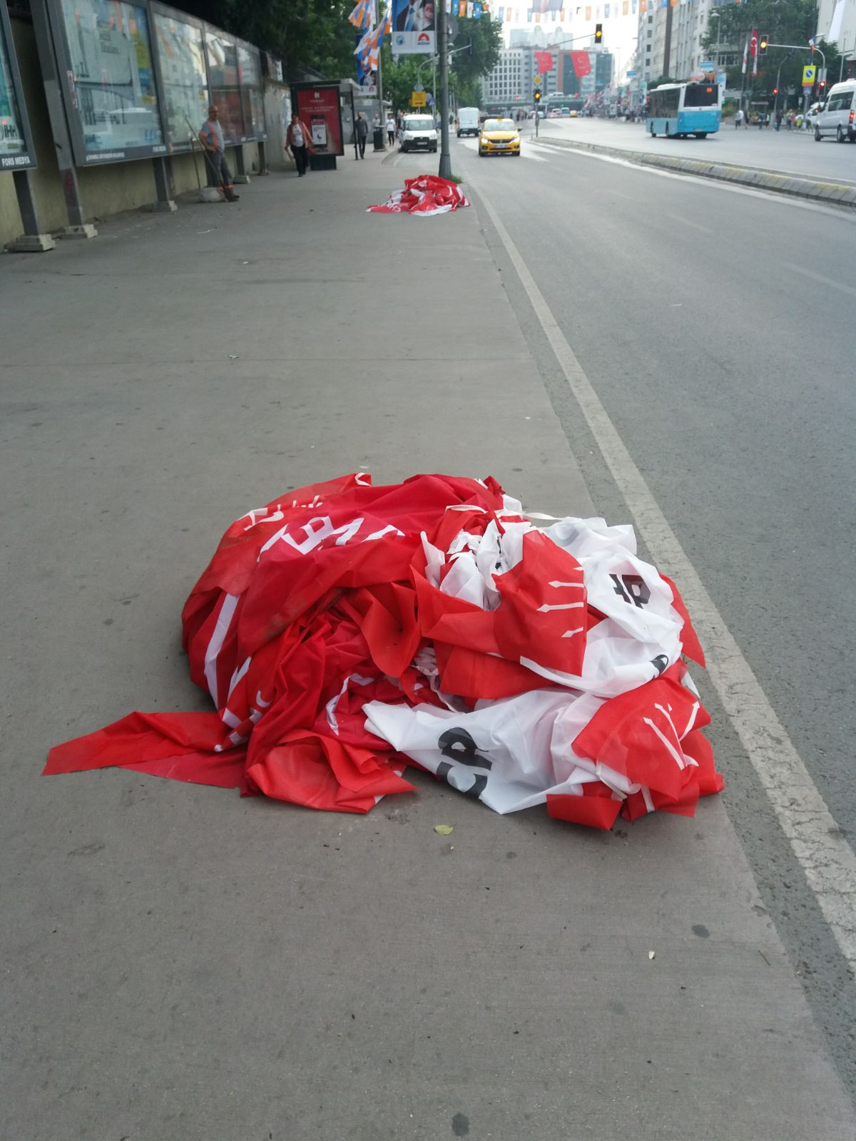 CHP'nin tüm afiş ve bayrakları böyle söküldü! - Resim : 2