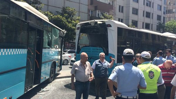 İstanbul'da halk otobüsleri çarpıştı: Yaralılar var! - Resim : 1