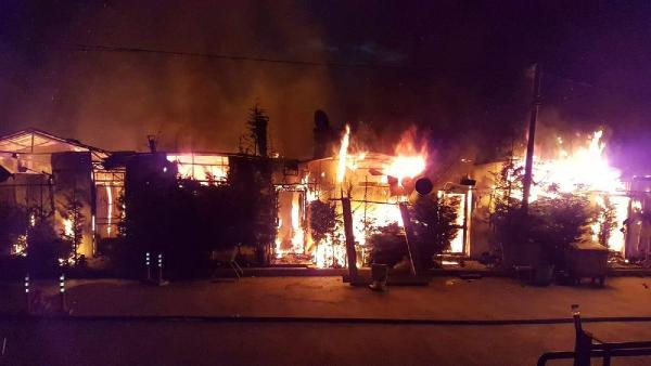 Sapanca Gölü kıyısındaki 10 işyeri yandı - Resim : 2