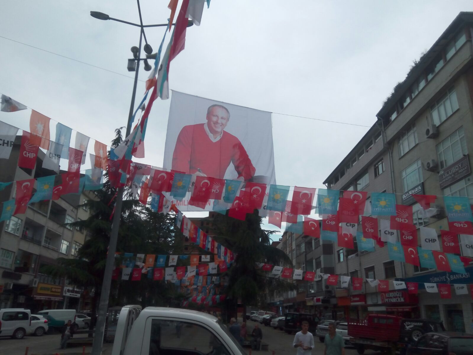 İnce'nin afişlerini söküp AKP bayrağı astılar - Resim : 1