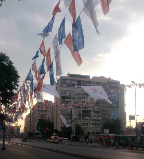 İstanbul'da CHP bayraklarını indirdiler - Resim : 1