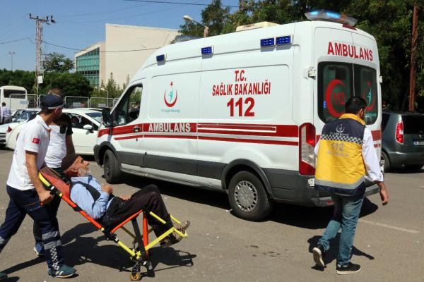 Engelli seçmen ambulansla oy kullanmaya gitti - Resim : 1