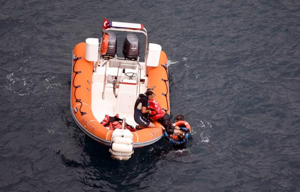Denizde mahsur kalan Poyraz bebek ve ailesi büyük tehlike atlattı - Resim : 1