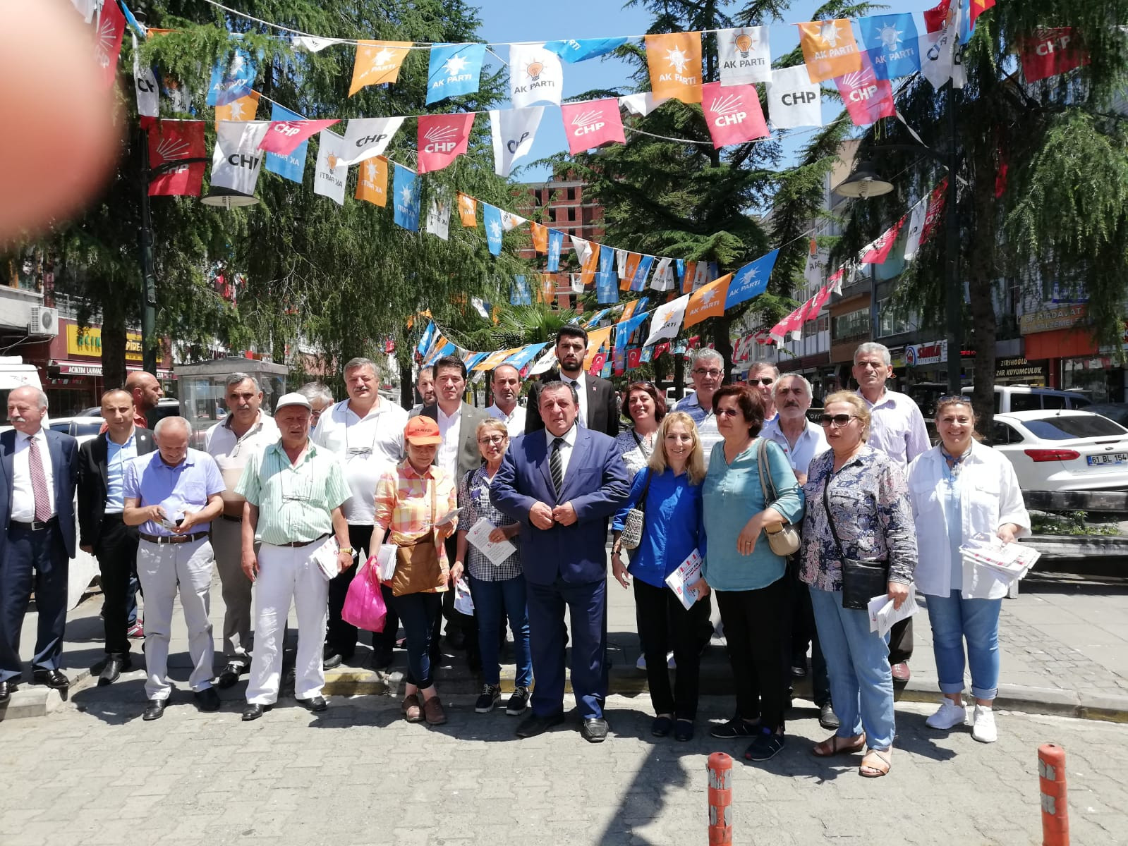 İnce'nin afişlerini söküp AKP bayrağı astılar - Resim : 2