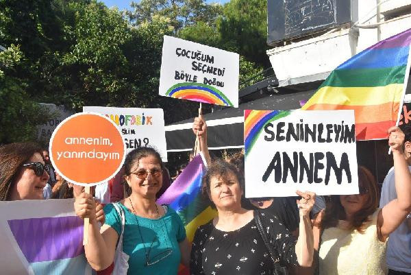 İzmir'de LGBTİ yürüyüşü - Resim : 1