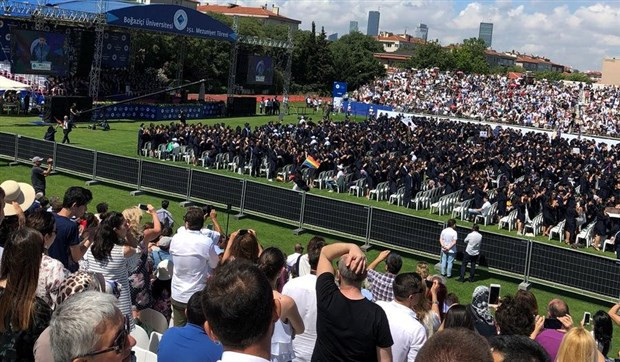 Mezuniyet töreninde diploma protestosu - Resim : 1