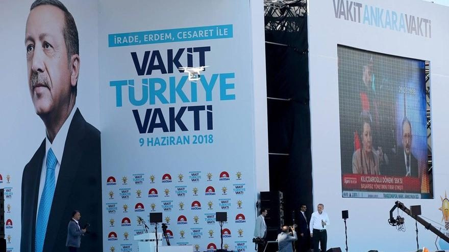 Erdoğan’ın mitinginde her köşede bir prompter - Resim : 1