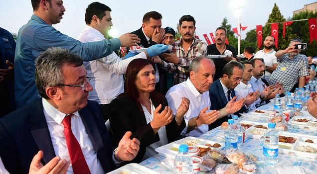 Muharrem İnce Aydın'da toplu iftar yemeğine katıldı