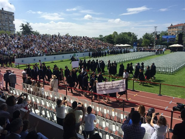 Mezuniyet töreninde diploma protestosu - Resim : 2