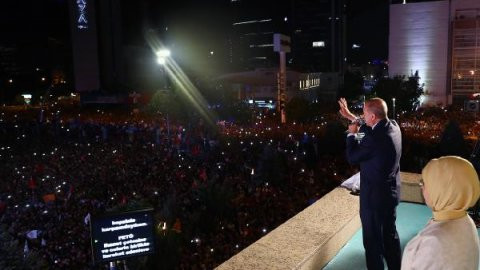 Erdoğan, balkon konuşmasını da prompterdan yaptı - Resim : 2