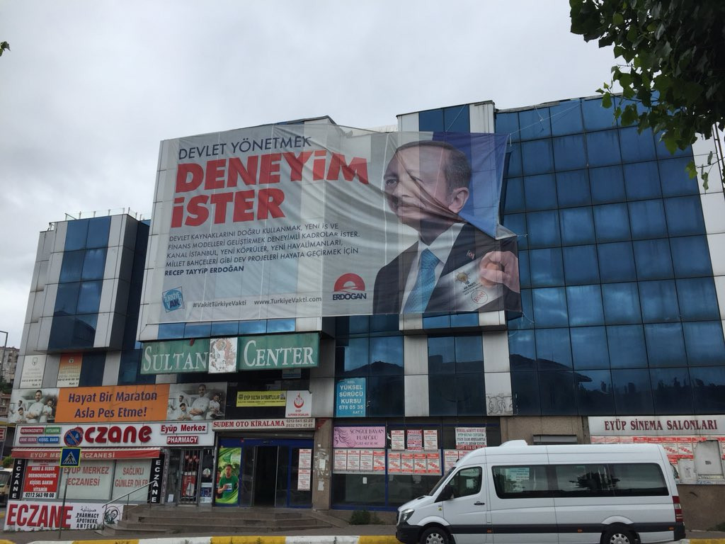 AKP'li belediye Erdoğan ve AKP afişlerini indirmedi - Resim : 2