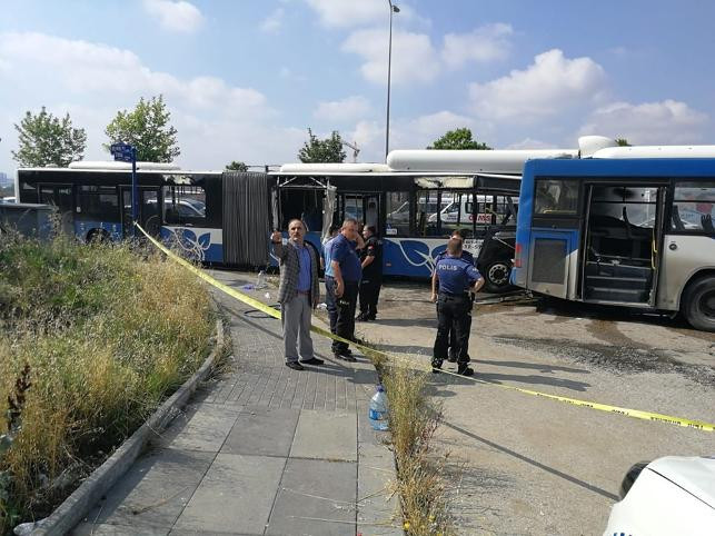 Ankara'da feci kaza: Halk otobüsleri iç içe geçti - Resim : 1