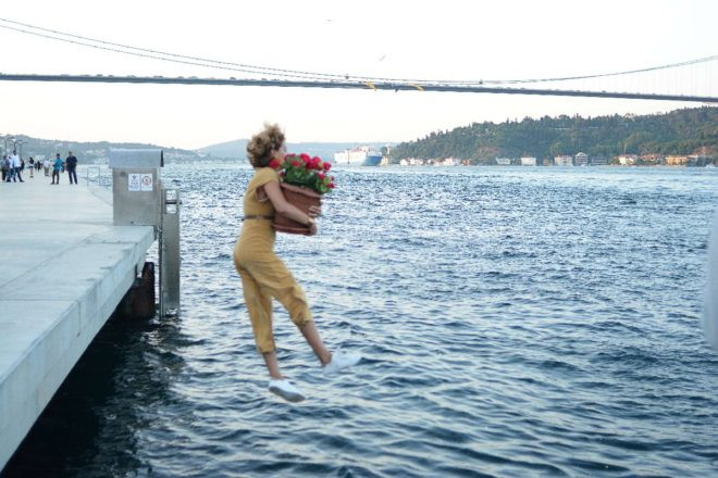 Ünlü oyuncu Boğaz'a atladı - Resim : 5