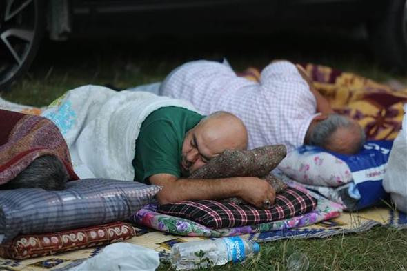 İğne atsan yere düşmüyor! Halk sokaklarda sabahladı... - Resim : 1