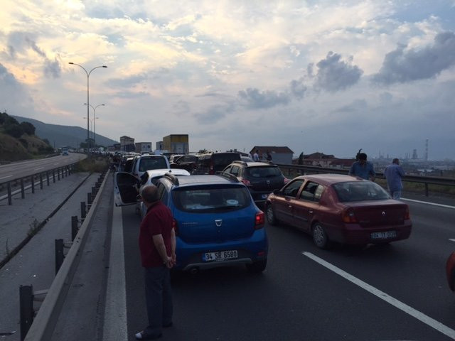 İzmit TEM Otoyolu’nda kaza! Trafik kilitlendi - Resim : 1