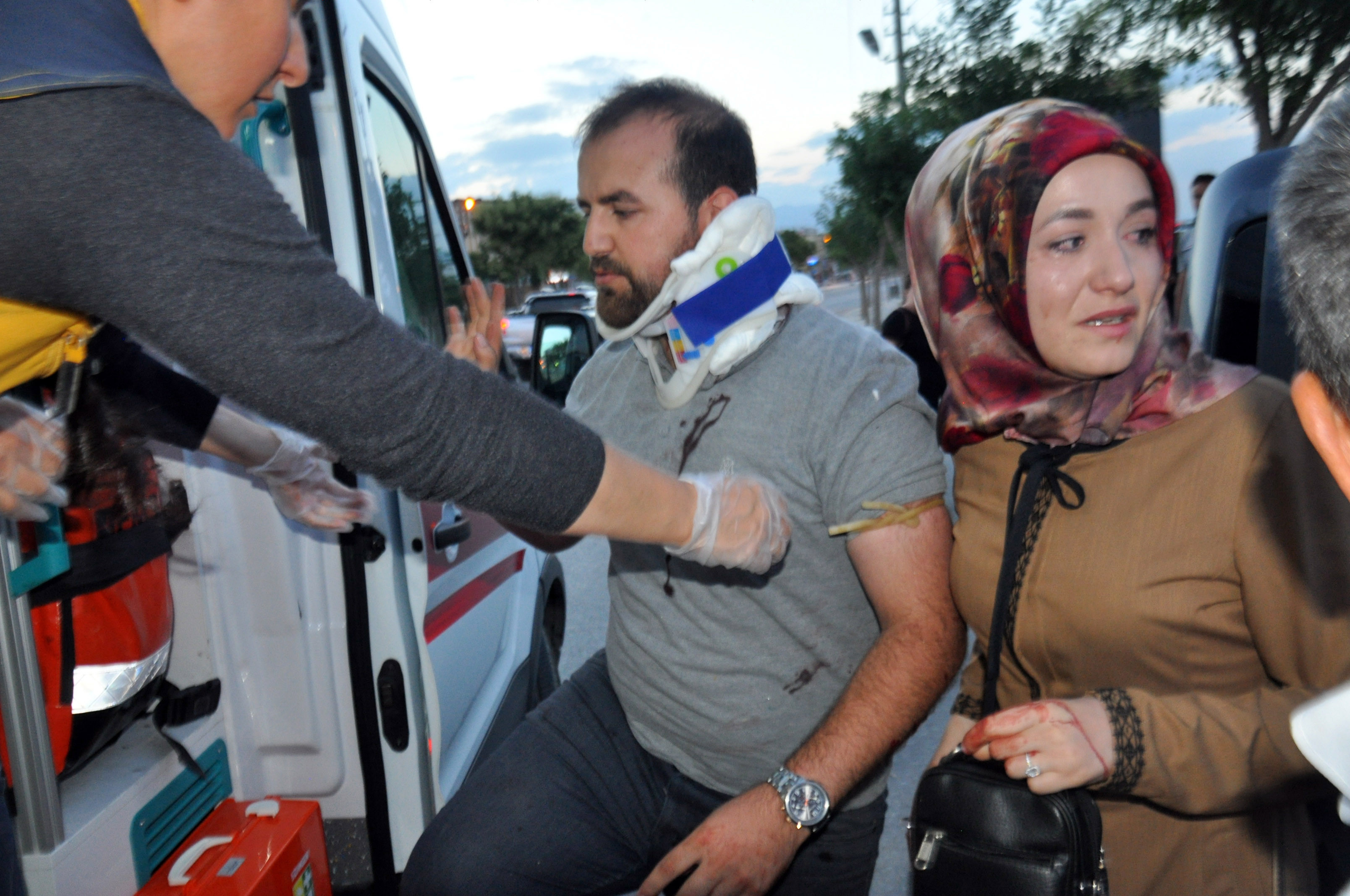 Eşinin kurtarılmasını gözyaşları içinde izledi - Resim : 2