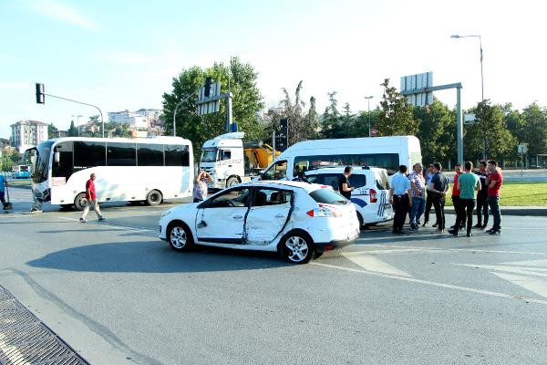 Çevik kuvvet polislerini taşıyan midibüs kaza yaptı - Resim : 1