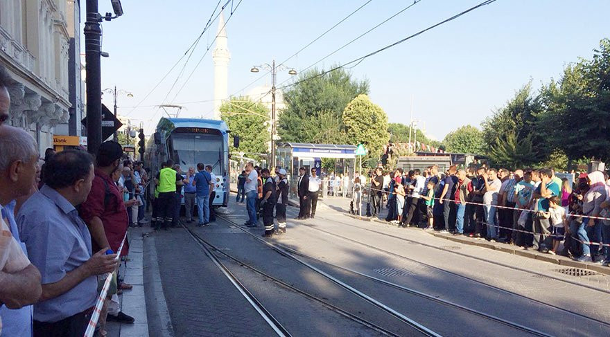 Tramvay raydan çıktı! Seferler durdu - Resim : 1