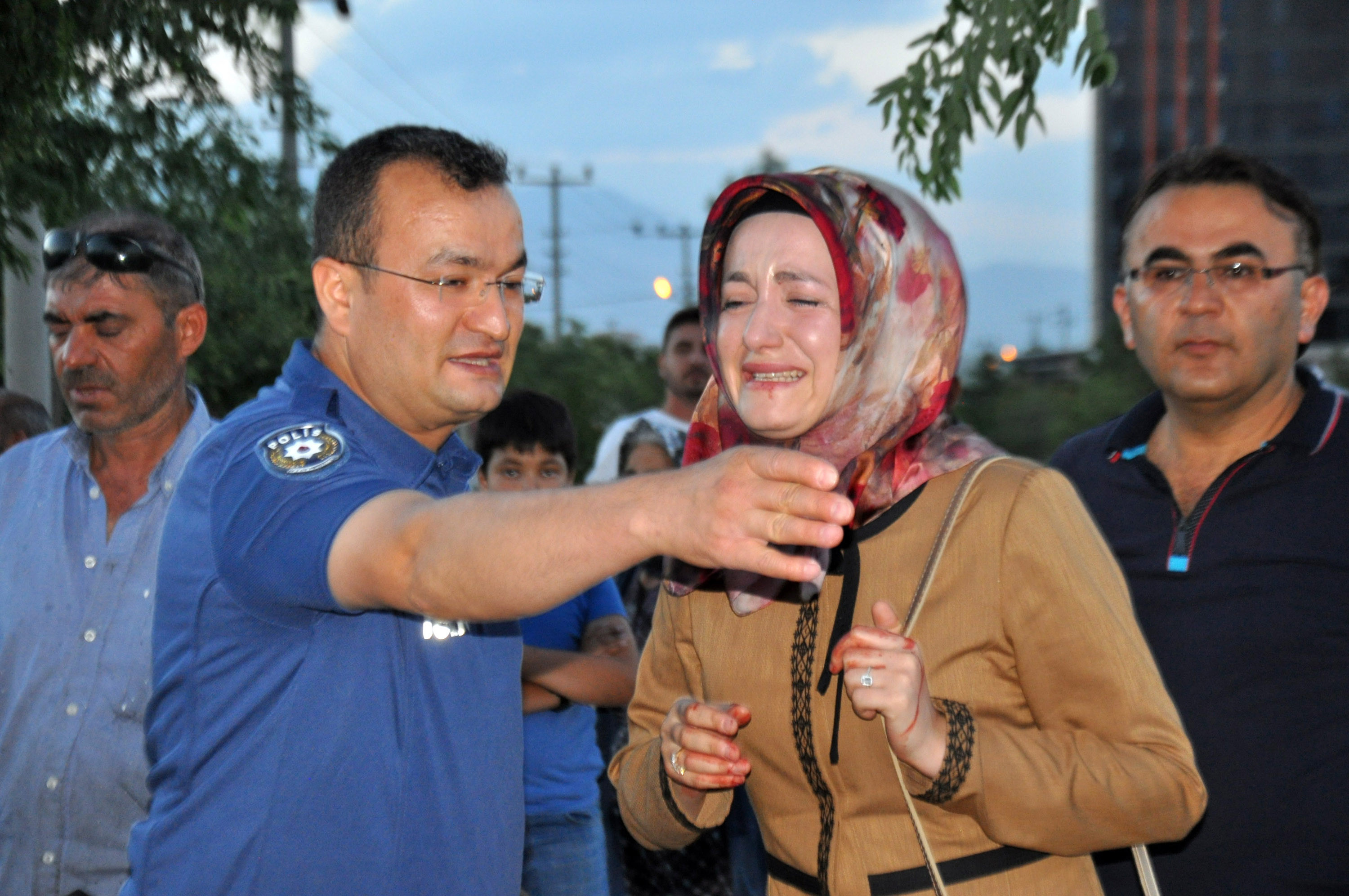 Eşinin kurtarılmasını gözyaşları içinde izledi - Resim : 1