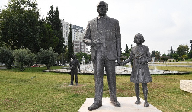 Adana'da Atatürk büstüne çirkin saldırı - Resim : 1