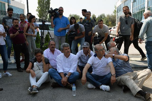 CHP'lilerden oturma eylemi - Resim : 1