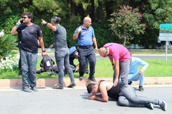 Yanındaki kızlara sinirlendi, ortalığı savaş alanına çevirdi! - Resim : 2