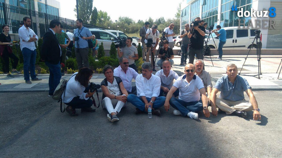 CHP'lilerden oturma eylemi - Resim : 2