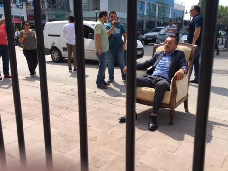CHP Genel Merkezi önünde koltuklu eylem - Resim : 2