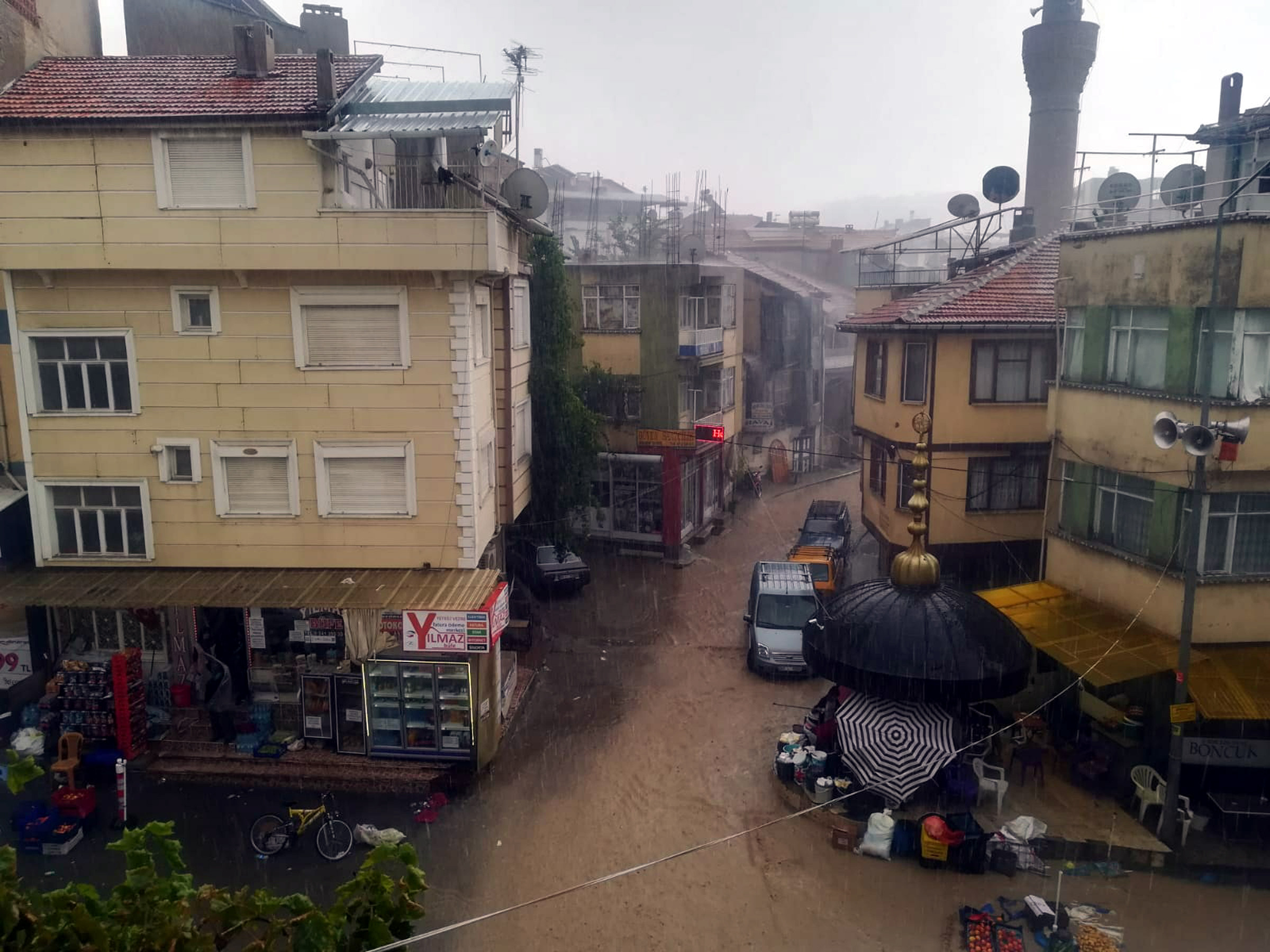 Şiddetli yağış, semt pazarındaki tezgahları dağıttı - Resim : 1