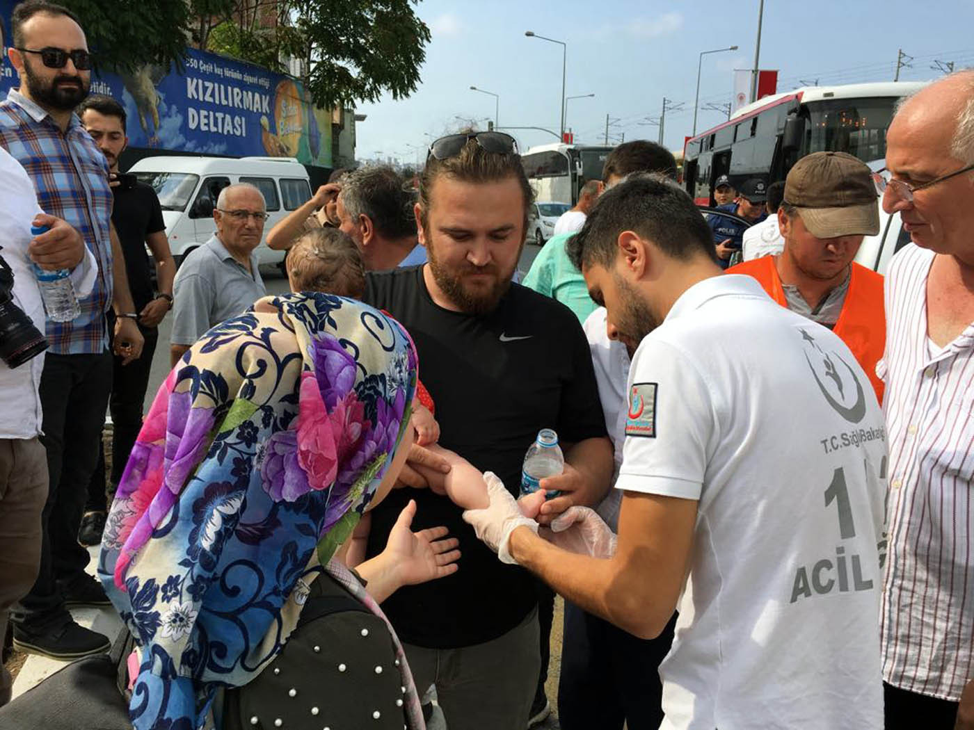 Yaralı bebeğe ilk müdahaleyi narkotik polisi yaptı - Resim : 1